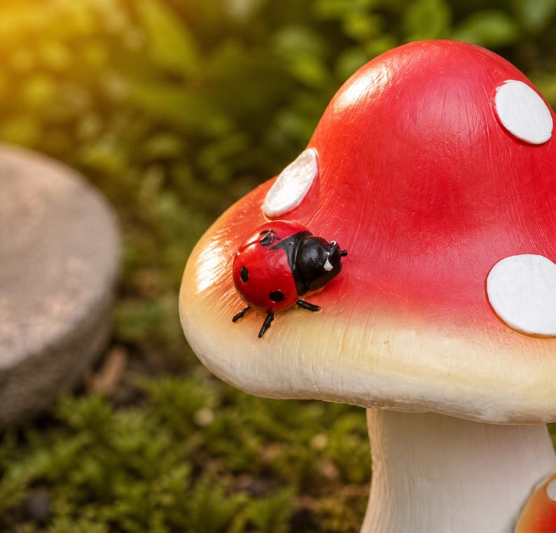 Statue champignon fantaisiste avec coccinelles, décoration de jardin féerique, ornement de forêt, résine durable, 22 cm