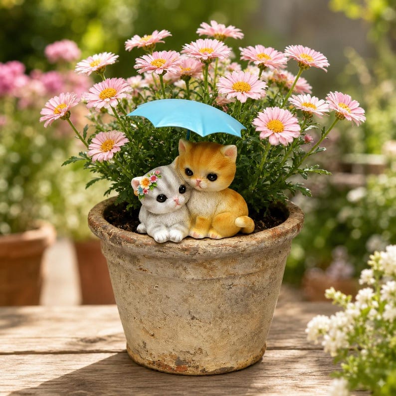 Figurine Couple de Chats Sous un Parapluie Bleu avec Couronne de Fleurs, Décoration Peinte à la Main